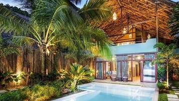 Deluxe villa, 4 slaapkamers, privézwembad, aan het strand | Een minibar, een kluis op de kamer, gratis wifi, beddengoed