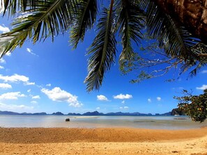 On the beach, sun loungers, beach towels, beach bar - Buko Beach Resort - Adults Only (El Nido)