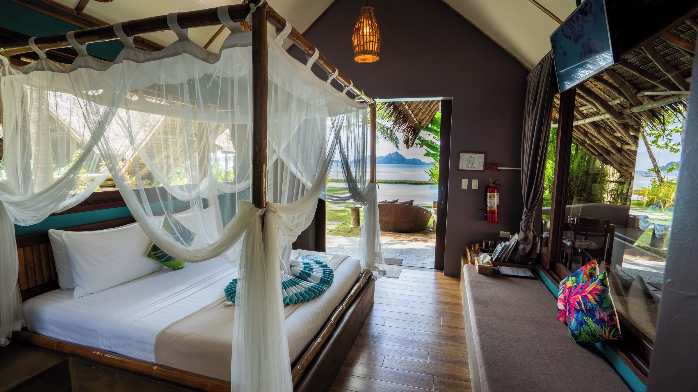 Seaview Cottage | Minibar, in-room safe, free WiFi, bed sheets