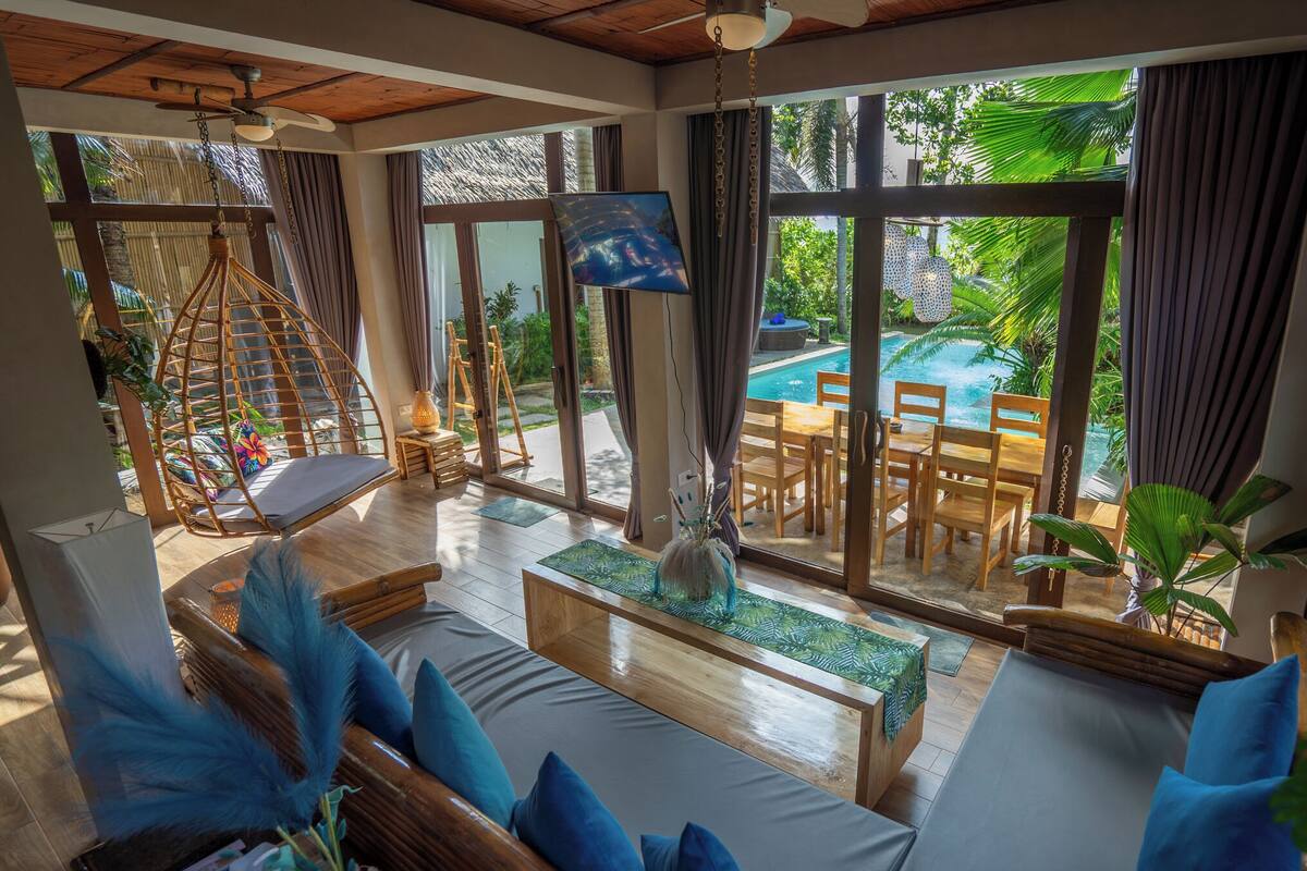 Villa – deluxe, 4 soverom, privat basseng, ved strandkanten | Oppholdsområde | Bøker