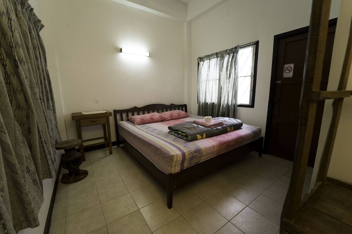 Standard Double Room with AC | 遮光カーテン、WiFi (無料)、ベッドシーツ