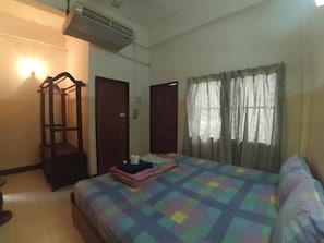 Standard Double Room with AC | 遮光布/窗簾、免費無線上網、床單
