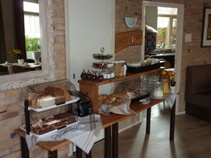 Free daily buffet breakfast - Hotel Neptunus (Egmond aan Zee)