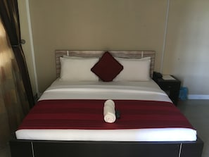 Deluxe Room | In-room safe, desk, bed sheets - Bates Place Apartments (Lekki)
