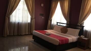 Rom – classic | Safe på rommet, skrivebord og sengetøy