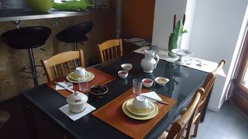 Daily continental breakfast (EUR 7.5 per person)
