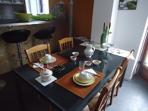 Daily continental breakfast (EUR 7.5 per person)