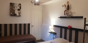 Individually decorated, individually furnished, iron/ironing board - La rose des vents (Sathonay-Camp)