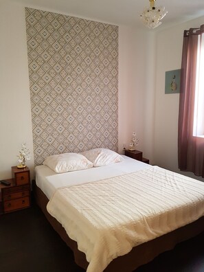 Individually decorated, individually furnished, iron/ironing board - La rose des vents (Sathonay-Camp)