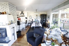 Apartment, 5 Bedrooms | Living room