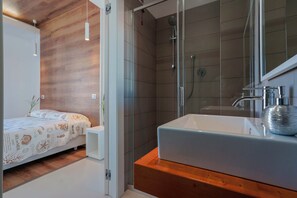 Superior Room, 1 King Bed, Ensuite | Bathroom | Shower, rainfall showerhead, hair dryer, bidet - Lumiere Rooms - Eja Sardinia (Cagliari)
