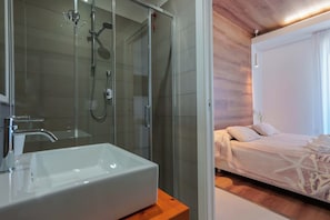 Douche, douche à « effet pluie », sèche-cheveux, bidet