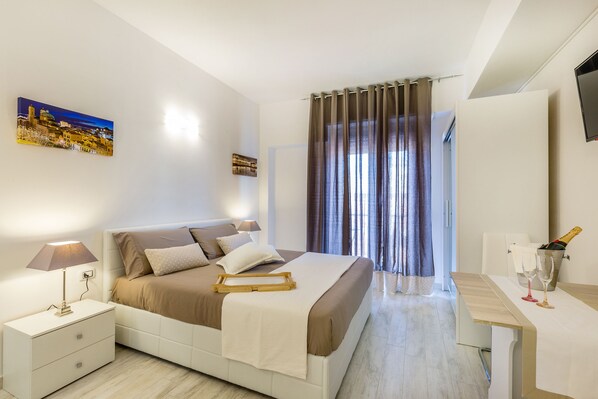 Habitación Deluxe doble, 1 cama de matrimonio con sofá cama, balcón | Decoración individual, mobiliario individual, escritorio y wifi gratis