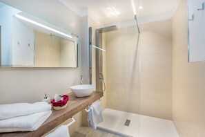 Superior-Doppelzimmer | Badezimmer | Dusche, Regendusche, kostenlose Toilettenartikel, Bademäntel