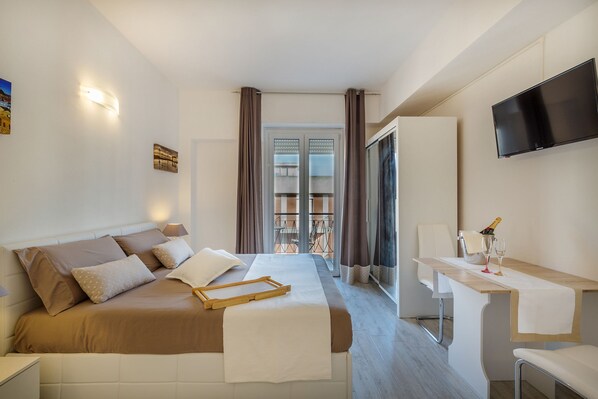 Dobbeltrom – deluxe, 1 queensize-seng med sovesofa, balkong | Skrivebord, wi-fi (inkludert) og individuelt dekorert