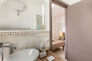 Economy Double Room | Bathroom | Shower, rainfall showerhead, free toiletries, bathrobes - Sette Colli Guesthouse (Cagliari)