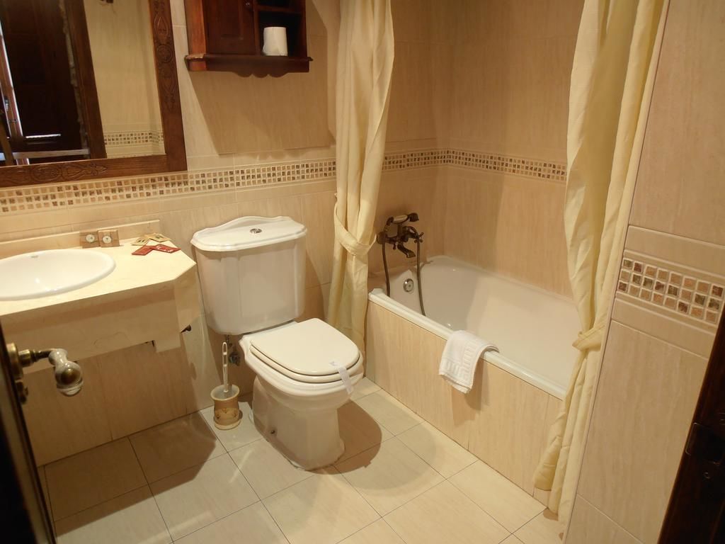 Un baño con inodoro, lavamanos y bañera.