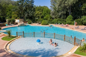Piscine extérieure (ouverte en saison)