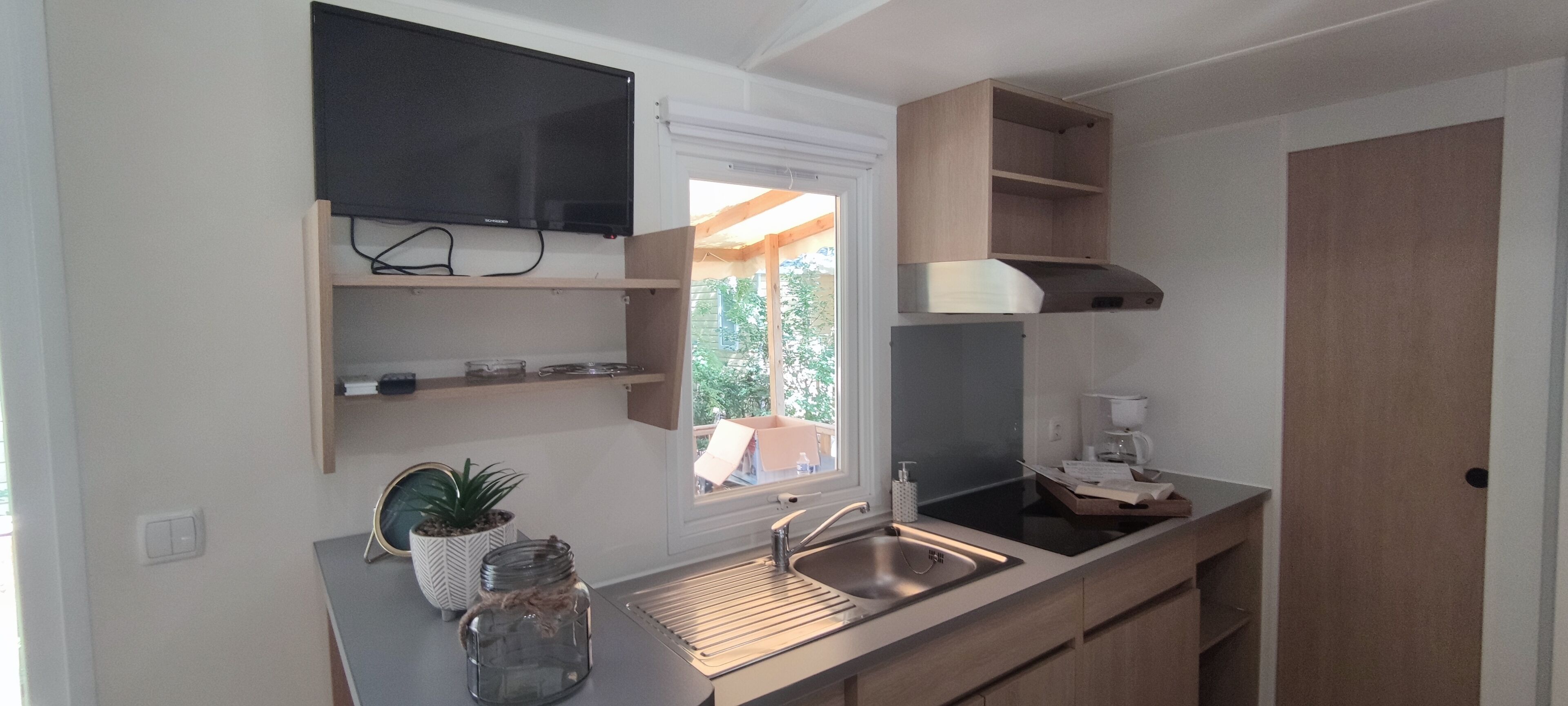 Comfort mobile home for 4/6 people | Eget kjøkken | Kjøleskap, mikrobølgeovn, kokeplater og kaffetrakter/tekoker