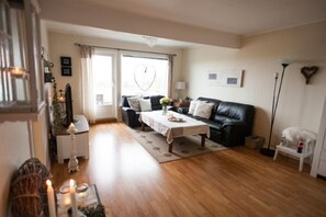 Apartamento, 2 quartos | Sala de estar | TV de tela plana