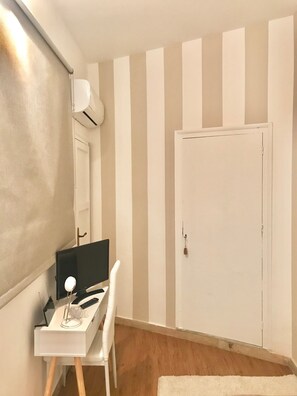 Chambre Simple, salle de bains privée (Esterno) | 3 chambres, literie hypoallergénique, bureau, chambres insonorisées