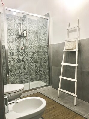 Comfort Triple Room | Bathroom | Shower, rainfall showerhead, free toiletries, hair dryer - Palazzo delle Logge (Palermo)