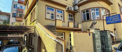 Façana frontal de l'allotjament