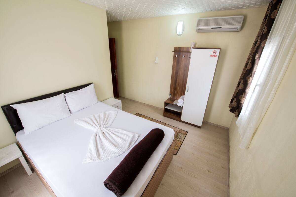 Classic Double Room, 1 Double Bed | In-room safe, desk, soundproofing, WiFi (free)