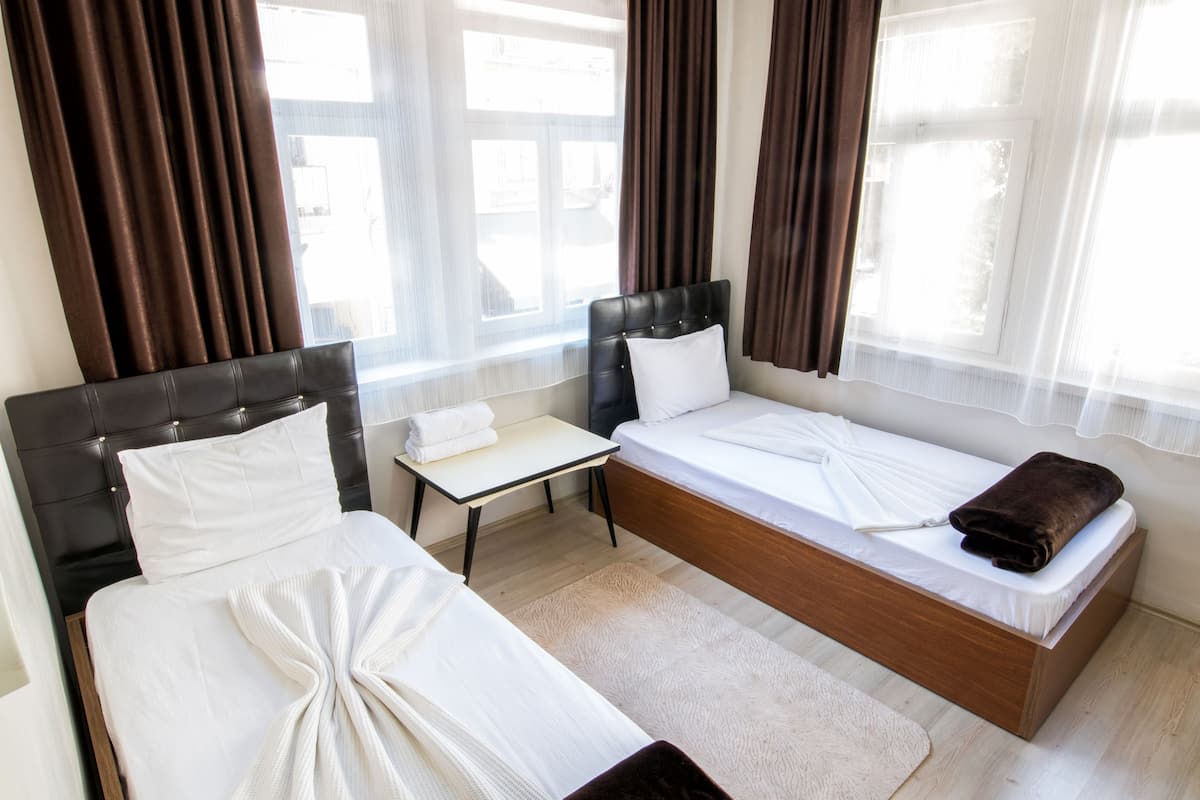 classic twin room, 2 single beds | in-room safe, desk, soundproofing, free wifi