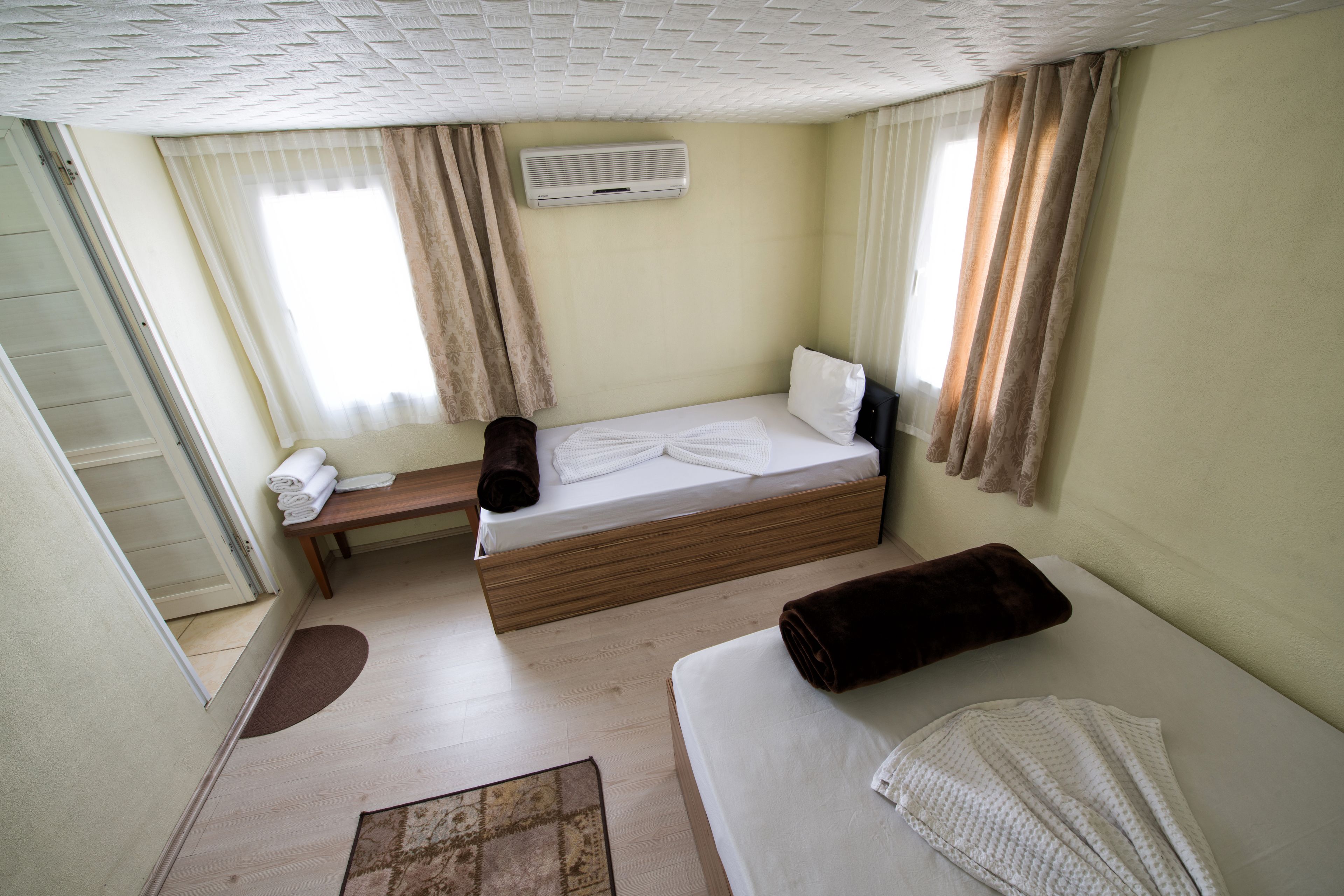 classic twin room, 2 single beds | in-room safe, desk, soundproofing, free wifi