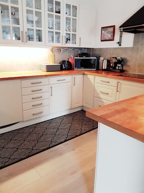 House, 4 Bedrooms | Private kitchen
