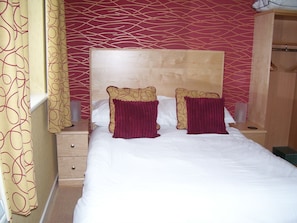 In-room safe, desk, soundproofing, iron/ironing board - The Royal Bridlington (Bridlington)