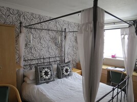 Quarto casal (Four Poster Bed) | Cofres nos quartos, escrivaninha, quartos à prova de som