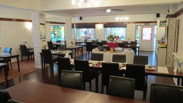 Sarapan penuh setiap hari (GBP 8.00 seorang)