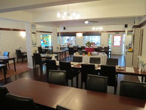 Desayuno completo diario (GBP 8.00 por persona)