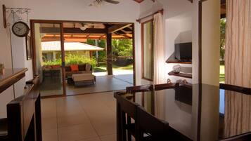 Villa Deluxe, 3 chambres, vue piscine | Coin séjour | Télévision à écran plat