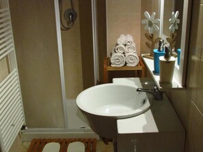 Shower, hair dryer, bidet, towels - Villa Istonia (Cupello)