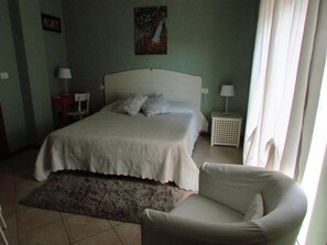 Trang trí khác biệt, trang bị nội thất với thiết kế riêng biệt, bàn 