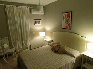 Basic Double or Twin Room | Individually decorated, individually furnished, desk, blackout curtains - Villa Istonia (Cupello)