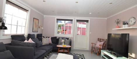 Apartment, 4 Bedrooms | Living room