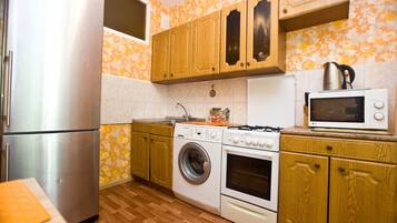 Apartment (Pugovishnikov per., 8) | Eigene Küche | Kühlschrank, Mikrowelle, Ofen, Herdplatte