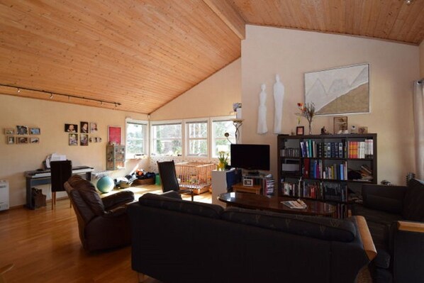 House, 4 Bedrooms | Living room