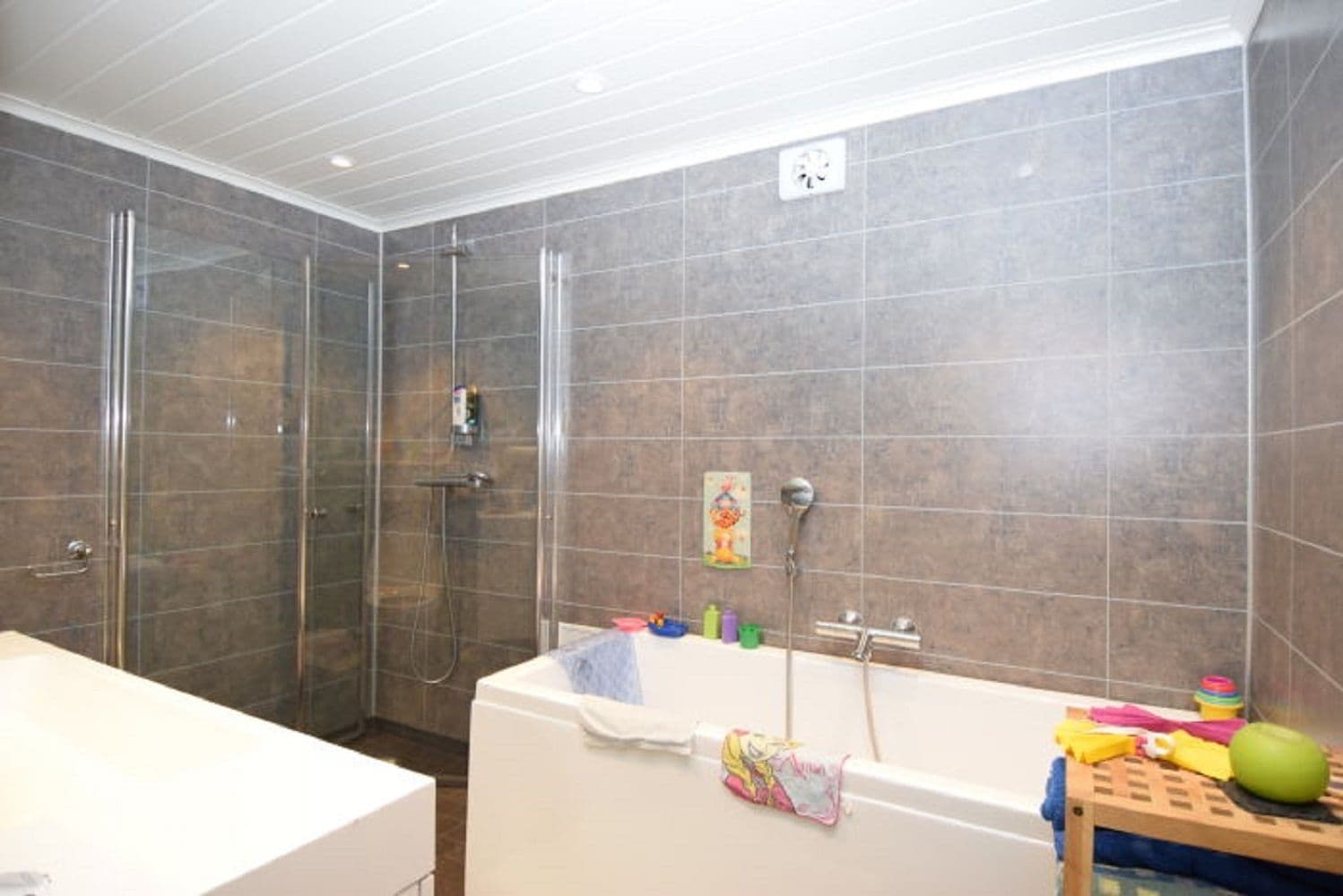 House, 4 Bedrooms | Deep soaking bathtub