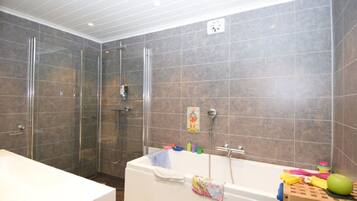 House, 4 Bedrooms | Deep soaking bathtub