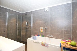 Deep soaking bathtub - Solferie Holiday Home Breimyråsen (Kristiansand)