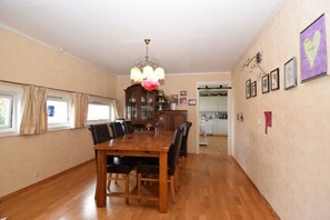 Ferienhaus, 4 Schlafzimmer | Essbereich im Zimmer