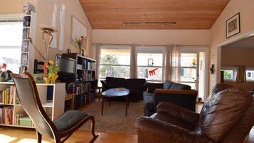 Casa, 4 habitaciones | Área de sala de estar | Televisión de pantalla plana y reproductor de DVD