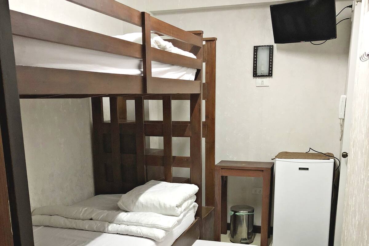 Triple Room | Desk, iron/ironing board, free WiFi, bed sheets