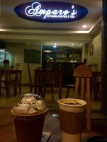 Interior de un restaurante con un letrero que dice 