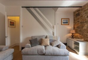 Traditional Cottage, 2 Bedrooms, Harbour View | Living area